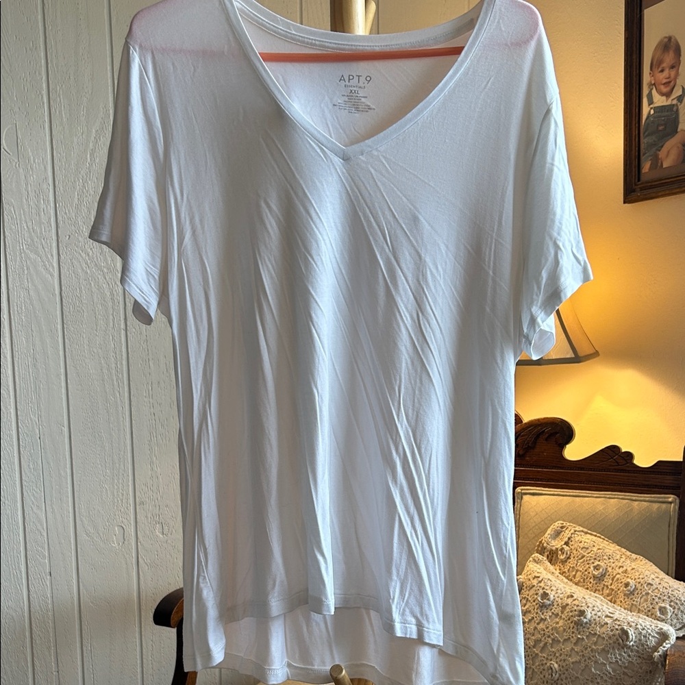 Apt. 9 Women's Classic White V-Neck Tee